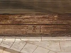 Sablière de la nef portant le millésime 1527 ainsi qu'une marque de marchand.