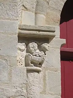 Le chapiteau du portail portant des lions affrontés.