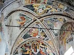 Peintures du chœur : au chevet, Assomption de Marie, sur la voûte, les quatre évangélistes.