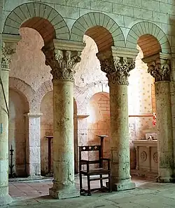 Colonnes séparant une absidiole du sanctuaire