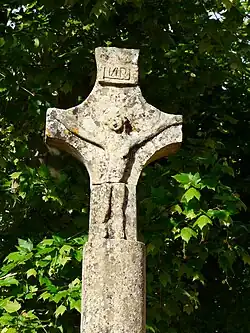 Croix à côté de l'église.