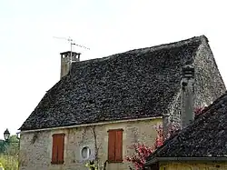 Maison avec toit en lauzes.