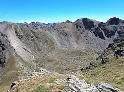 La Conca - un cirque glaciaire avec crêtes acérées au sommet de la vallée de Planès (zone Carança)