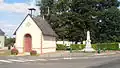 Monument aux morts et chapelle.