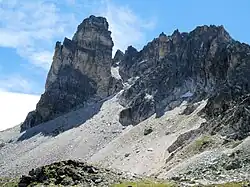 Vue de la dent de Bissorte (3&nbsp;016&nbsp;m) et du Cheval Blanc (3&nbsp;020&nbsp;m) depuis le col du Cheval Blanc (2&nbsp;791&nbsp;m).