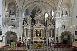 Photographie présentant le retable du chœur, de style baroque.