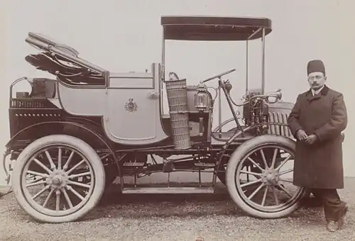 La Serpollet, landau du chah de Perse Mozaffareddine, acquise après la démonstration de Serpollet à Boulogne (1902, mécanicien personnel Marnay).