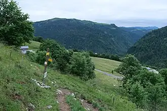 Vue depuis les hauteurs de la Giettaz au nord-ouestde la tête du Torraz (à gauche) dominantles gorges de l'Arrondine (à droite).