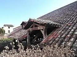 La Halle de La Côte-Saint-André, vue sur le toit et une lucarne