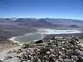 Vue depuis le sommet du Licancabur sur la Laguna Verde et Blanca.