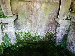 Les colonnes à l'intérieur de la fontaine.