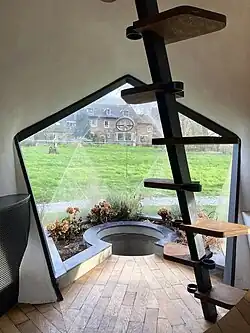 Vue intérieure de la serre géodésique.