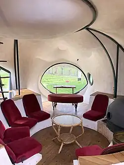 Le coin salon devant le foyer.