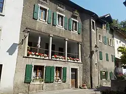 Même si elle a connu quelques rénovations, la Maison Tavelli est la plus ancienne maison de Bex. Sa construction date de 1563[13].