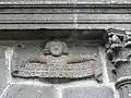 La Martyre : l'ossuaire, détail d'une autre sculpture de la façade méridionale avec inscription en breton 2
