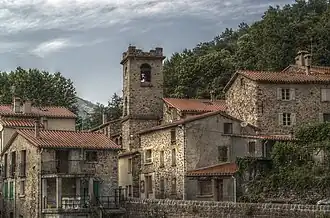 L'église Saint-Sauveur au centre du village.