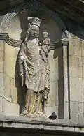 Vierge à l'Enfant du XIVe&nbsp;siècle sur la façade.