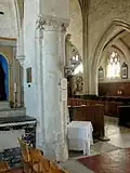 Colonne sculptée après coup dans la pile du clocher.