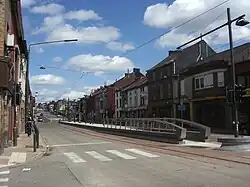 Dampremy La Planche, exemple d'une station en chaussée avec quai central.
