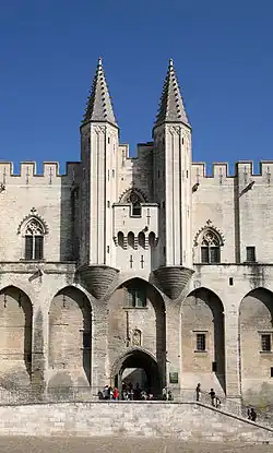 Mâchicoulis sur arcs au rôle plus esthétique (souligner la verticalité) que défensif, palais des Papes.