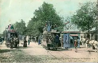On voit ici les tramways à chevaux, sans doute de la CGO, au tout début du XXe&nbsp;siècle.