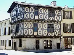 Maison à colombages, à l'angle des rues Jean Duprada et Peysseguin (mai&nbsp;2009).