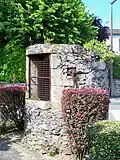 Puits médiéval à la porte des Menuts (juin&nbsp;2009).