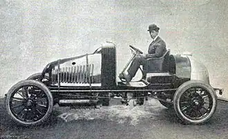 La Renault 60 hp de W. G. Brokaw (ici au volant), 17e avec Maurice Bernin de la Coupe Vanderbilt 1904.