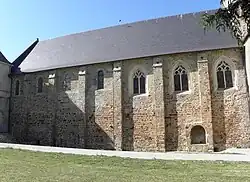 Flanc sud de l'abbatiale et armoirium du cloître.