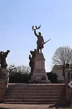 Le Poilu victorieux de La Roche-en-Brenil