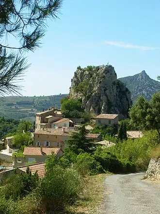 La Roque-Alric, village au cœur des Dentelles.