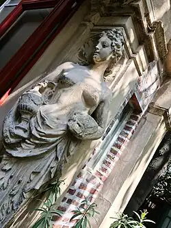 La Ruche, une cariatide à la porte d'entrée