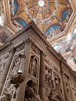 Revêtement de marbre de Bramante de la Sainte Maison de Lorette sous la coupole de Giuliano da Sangallo.