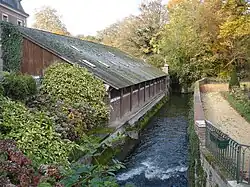 Un autre bras de la Bresle, la Teinturerie, à Eu, au pied du château.