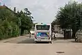 La place de la mairie, avec le bus TouGo à l'arrêt.