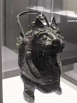 Vase you à conserver les boissons, dit : la Tigresse. Bronze, période Shang, hors de son territoire. Hunan, XIe&nbsp;siècle Musée Cernuschi,.