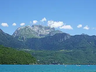 Vue de la Tournette depuis Saint-Jorioz au nord-ouest.