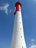 Le fût du phare s'élevant dans le ciel charentais.