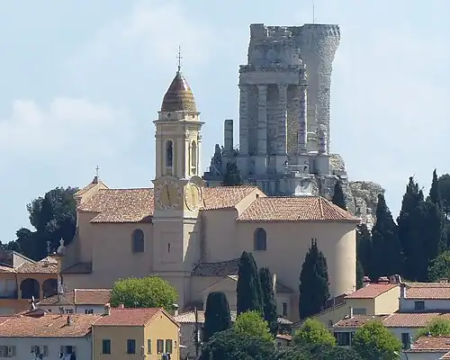 L'église Saint-Michel et, à l'arrière, le Trophée des Alpes.
