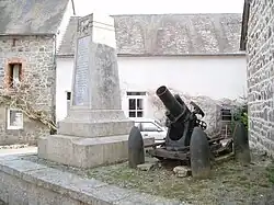 Canon et monument aux morts.