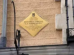 Description de l'image La artista gitana Dolores Vargas “La Terremoto” ya tiene una placa en la plaza de Santa Ana 01.jpg.