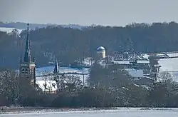 La basilique et le cimetière de Mattaincourt en hiver.