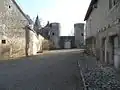 La basse-cour du château avec le châtelet au fond.