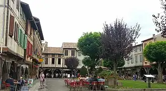 La place des couverts (aujourd'hui place du Maréchal Leclerc) de Mirepoix donne un aperçu de l'aspect initial de la place de Montauban de 1144, avant son remaniement au XVIIe&nbsp;siècle.