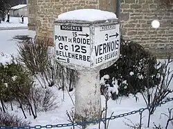 Borne d'angle située à Rosières-sur-Barbèche dans le Doubs.