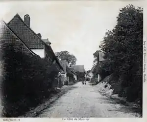 Vue de la côte de Mouriez, rue principale vers 1908.