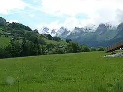 Vue de la chaîne des Aravis depuis le Grand-Bornand.