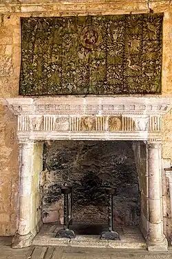 La cheminée Renaissance du château comportant un bucrane.