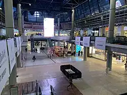 La place principale est en plein travaux. L'agencement des vitrines est ré-organisé et le plancher est sommaire en l'état, pour laisser place au nouveau carrelage.