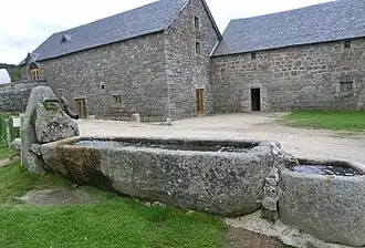 Abreuvoir en granite dans la cour de la dômerie.